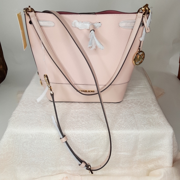 Michael Kors Handbags - Michael Kors TRISTA MD Bucket Bag Leather